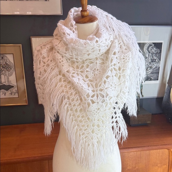 Elegant White Crochet Poncho shawl bohemian vibes large - Picture 3 of 5